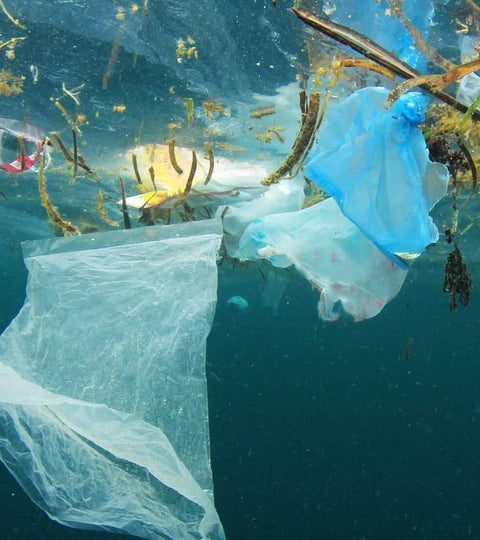 Plastic dat in de oceaan drijft